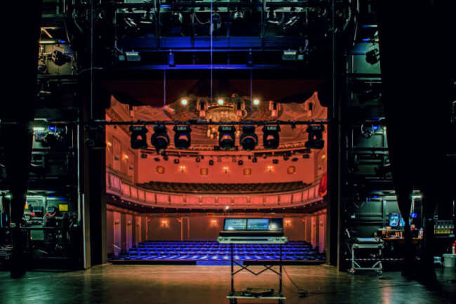 Durch eine umfassende Sanierung wurde das König Albert Theater an zeitgemäße Theatertechnik angepasst, welche vielseitige Perspektiven für die Zukunft eröffnet. 