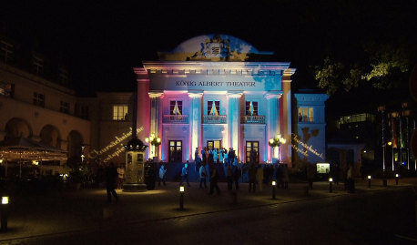 König Albert Theater bei Nacht - Das Theater steht unter der Schirmherrschaft Seiner Königlichen Hoheit Alexander Prinz von Sachsen.