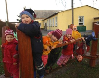 Königsfeld will in die Zukunft investieren - 
              <p class="artikelinhalt">Mädchen und Jungen des DRK-Kindergartens "Hüttenzwerge" in Schwarzbach auf ihrem Spielplatz im Freigelände. </p>
            