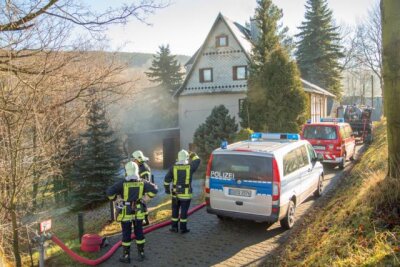 Königswalde: Keller eines Einfamilienhauses in Flammen - 