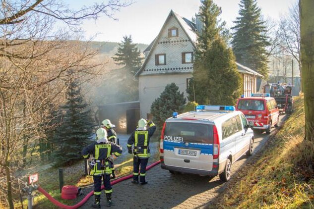 Königswalde: Keller eines Einfamilienhauses in Flammen - 