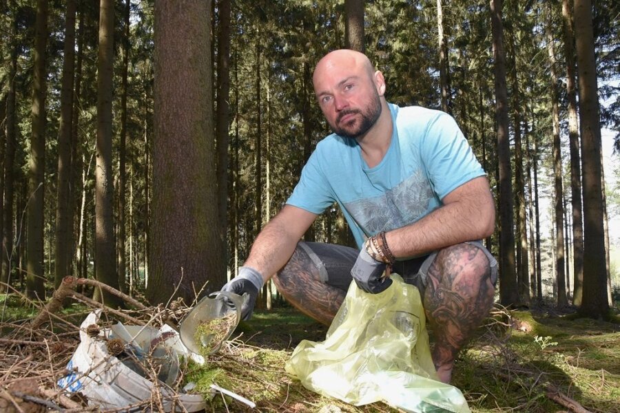 Künstler ergreift Initiative für vogtlandweite Müllwanderungen - Nico Roth aus Adorf zeigt eine Glasflasche, die er im Wald beim Müllsammeln gefunden hat. Plastikmüll und anderer Unrat, welchen die Leute in der Natur hinterlassen, findet er unterwegs immer wieder.