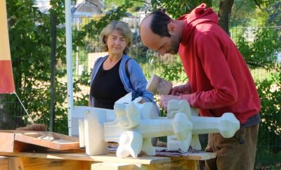 Künstler lassen sich über die Schulter schauen - Bildhauer Thomas Junghans arbeitete am Wochenende im Jahnsdorfer Freibad an einer Kreuzblume aus Sandstein. 