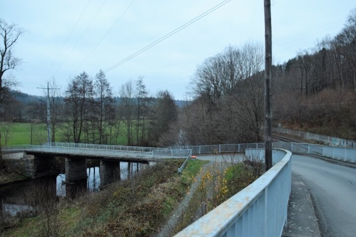 Kürzung der Förderung: Elsterberg bangt um Großprojekt - Links die zu erneuernde Elster-Brücke, Noßwitzbrücke genannt. Über einen kurzen Straßenabschnitt geht es rechts auf die Brücke über die Bahn, die ebenfalls ein Sanierungsfall ist. Ein Gesamtprojekt wäre sinnvoll. 