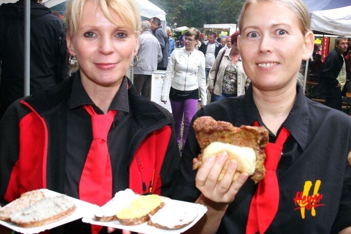 
              <p class="artikelinhalt">Wie Petra Kießling (links) und Elke Schmidt von der Fleischerei Heyer haben die Werdauer Händler zum Stadtparkfest jede Menge Leckeres, wie Schnittchen mit Wurst vom Eichelschwein, angeboten. </p>
            