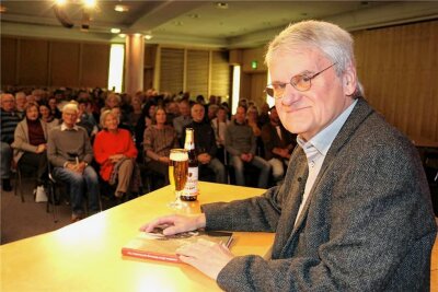 Kabarettist liest in Treuener Kirche - Bernd-Lutz Lange bei der Präsentation eines Buches in Zwickau.