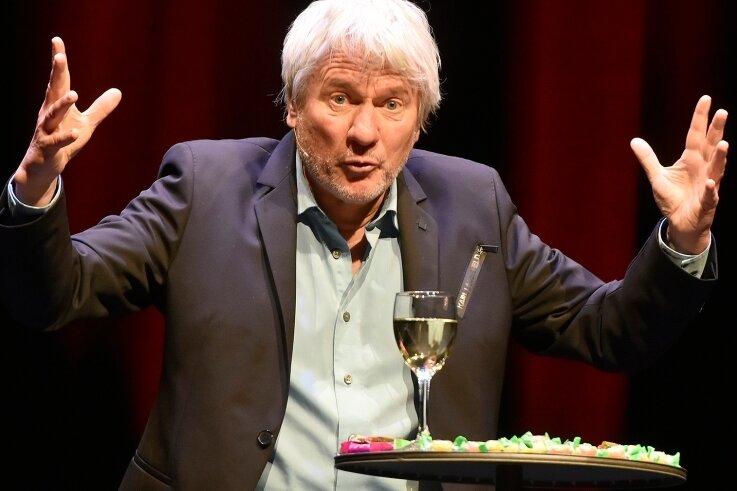 Kabarettist trifft Nerv des Publikums - Der Kabarettist Jürgen Becker gastierte mit seinem Programm "Die Ursache liegt in der Zukunft" im König-Albert-Theater Bad Elster.