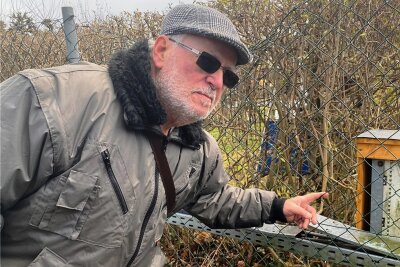 Kabeldiebe plündern Gartensparte in Chemnitz aus - Der Vorsitzende der Gartensparte "Schreberhain", Frank Seyffert, an einem Verteilerkasten, an dem sich Diebe vergriffen hatten. Mehr als 40 Jahre ist er Kleingärtner. Eine Diebstahlserie wie die jetzige hat er noch nie erlebt.