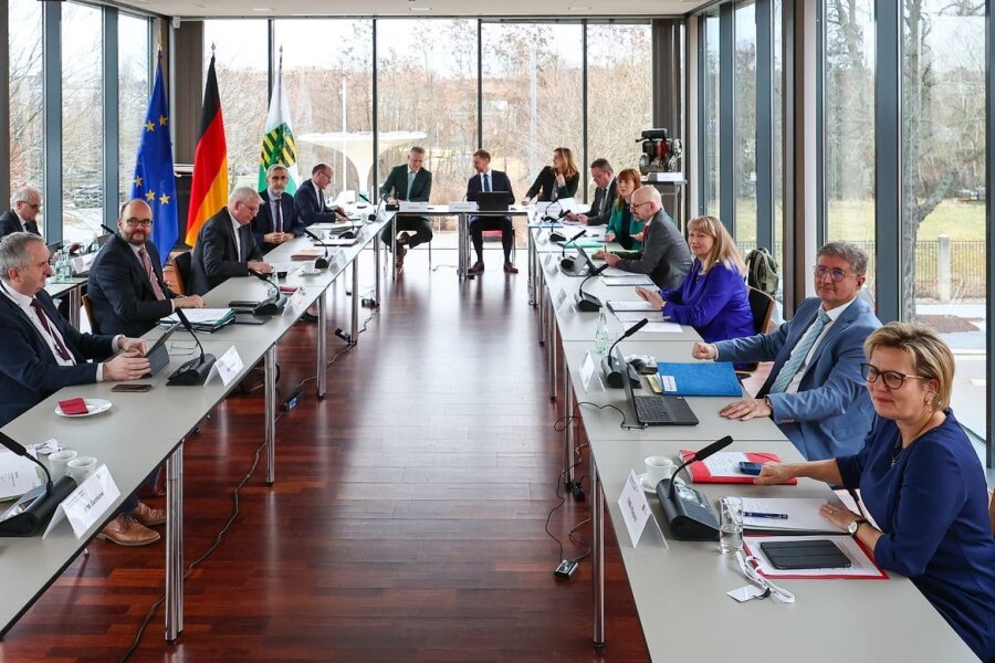 Kabinett kommt im Landkreis Görlitz zusammen - Das sächsische Kabinett im Michael Kretschmer (M, CDU) berät sich in einer auswärtigen Kabinettssitzung.