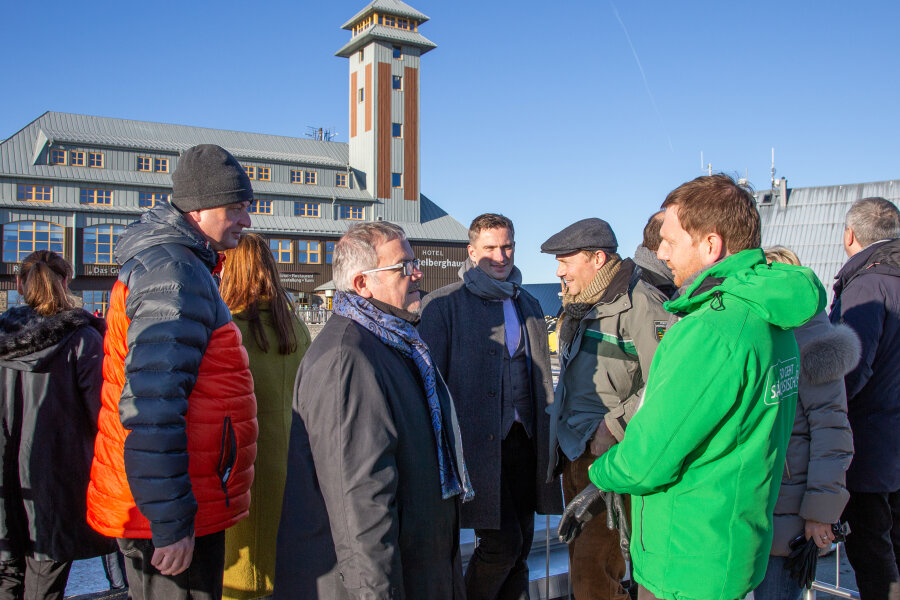 Kabinett tagt auf dem Fichtelberg - Die Minister haben sich am Freitag zur Klausurtagung auf dem Fichtelberg Oberwiesenthal getroffen.