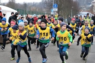 Kälte kann Läufer nicht ausbremsen - Die reichlich 100 Teilnehmer ließen sich von der ungünstigen Witterung nicht bremsen. 