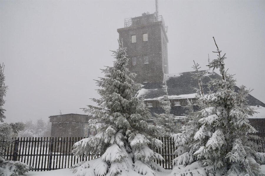 Kälteschock im Erzgebirge: Über 20 Zentimeter Neuschnee in der Kammregion und auf dem Fichtelberg - Rund 20 Zentimeter Schnee sind bis Samstagmittag auf dem Fichtelberg gefallen. Später kam weiterer Neuschnee hinzu.