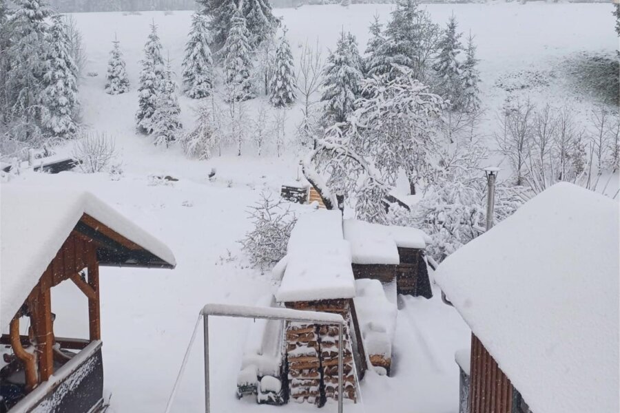 Kälteschock im Erzgebirge: Über 20 Zentimeter Neuschnee in der Kammregion und auf dem Fichtelberg - Wintereinbruch im April in Carlsfeld. Bis zu 25 Zentimeter Schnee sind in der Kammregion über Nacht gefallen.