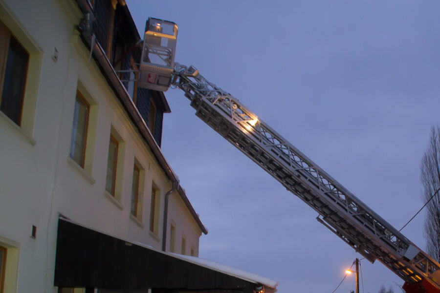 Kändler: Familie verliert Wohnung nach Feuer - Einsatzkräfte der Feuerwehr versuchten, über eine Drehleiter in die Wohnung an der Ringstraße in Kändler zu gelangen.