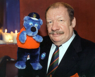 Käpt'n Blaubär und Sir John - Wolfgang Völz ist tot - Wolfgang Völz mit einer Plüschfigur von Käpt'n Blaubär, dem er seine Stimme lieh.