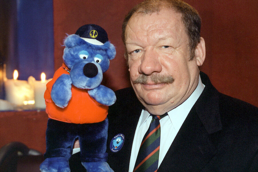 Käpt'n Blaubär und Sir John - Wolfgang Völz ist tot - Wolfgang Völz mit einer Plüschfigur von Käpt'n Blaubär, dem er seine Stimme lieh.