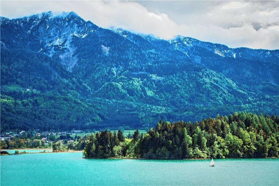 Kärntens Südsee - Klares blaues Wasser, dichte Wälder und die Berggruppe Karawanken: Der Faaker See und sein Umfeld bilden ein postkartentaugliches Naturidyll. 