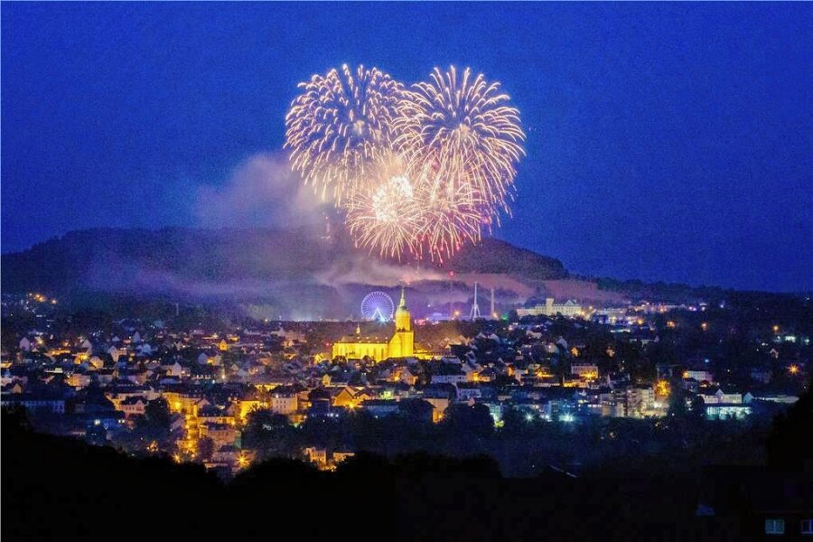 Kät-Feuerwerk lockt Tausende Besucher nach Annaberg-Buchholz - Spektakel am Abendhimmel über Annaberg-Buchholz. Das Kät-Feuerwerk war der krönende Abschluss des größten Volksfestes im Erzgebirge.