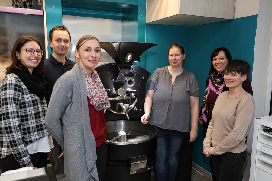 Kaffee bringt Fremde zusammen – Welcome-Hutzen in Oelsnitz - Spannend fanden die Teilnehmer die Infos rund um das Thema "Kaffee" von Kristina Griebel (3. von rechts).