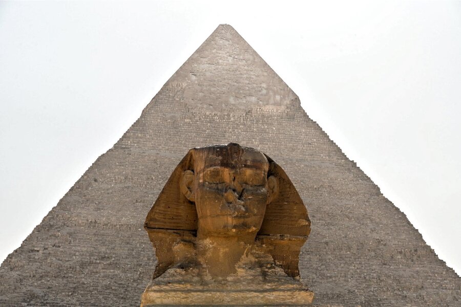 Kairo lockt mit einem neuen Wunder - Weltberühmt und rätselhaft: Die Sphinx vor der rund 136 Meter hohen Chephren-Pyramide in Gizeh am Stadtrand von Kairo. 