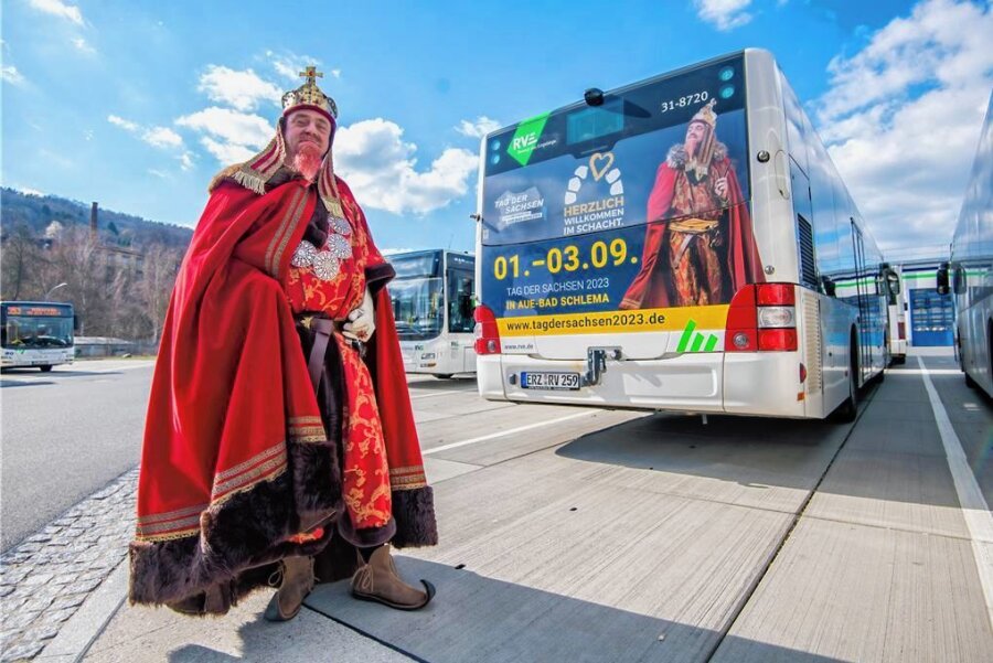 Kaiser Barbarossa wirbt für Tag der Sachsen in Aue - Axel Schlesinger alias Kaiser Barbarossa vor dem Motiv auf dem RVE-Bus.
