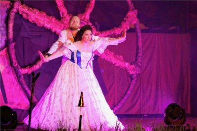 Kaiserliche Musicalshow beeindruckt Zuschauer in Neuwürschnitz - Justine Scheibner als Sisi und Taiwo Böttcher als der Tod in "Eine Kaiserin muss glänzen". 