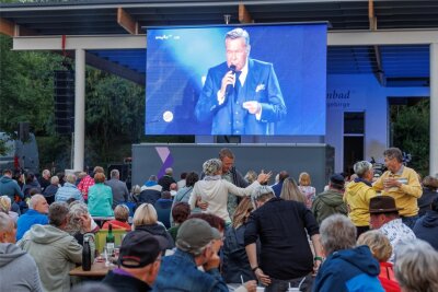 Kaisermania: Wenn die Partystimmung vom Elbufer ins Erzgebirge schwappt - Mehr als 1000 Fans haben im vorigen Jahr beim Public Viewing im Kurpark ausgelassen mitgefeiert.