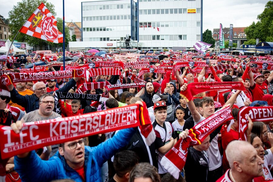 Kaiserslautern bei Fritz-Walter-Wetter empfangen - Auf dem Stiftsplatz in Kaiserslautern warteten Fans auf ihre Fußballhelden vom 1. FC Kaiserslautern.