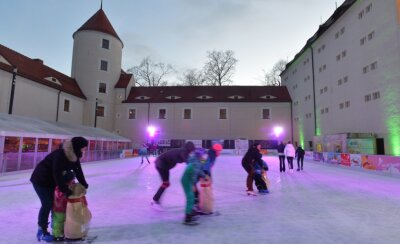 Kaiserwetter auf der Eisbahn - Die Saison auf der Eisbahn im Hof von Schloss Freudenstein in Freiberg ist am Sonntag zu Ende gegangen.