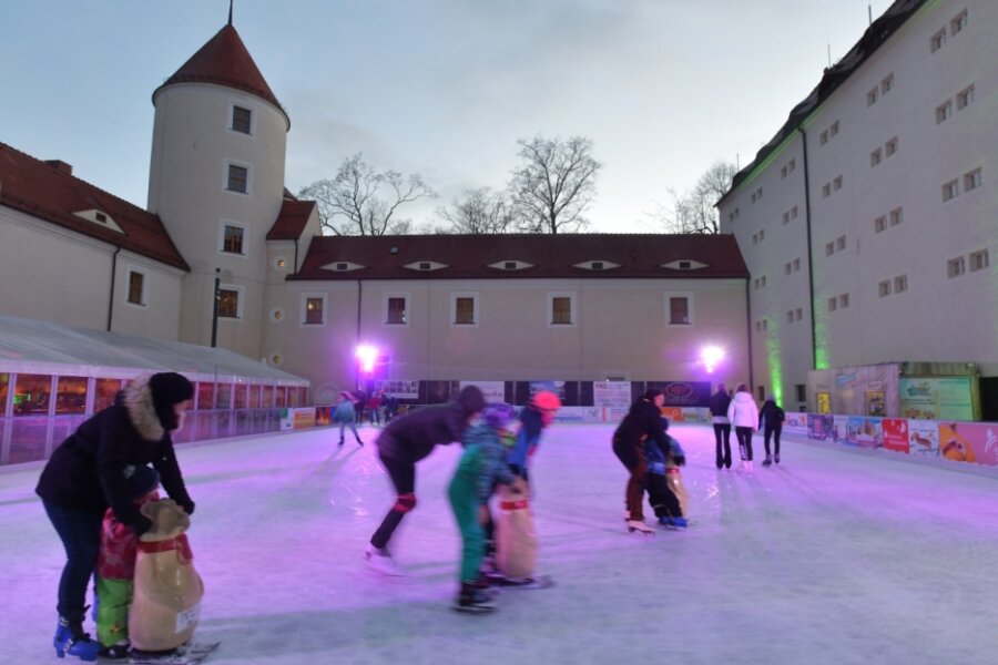 Kaiserwetter auf der Eisbahn - Die Saison auf der Eisbahn im Hof von Schloss Freudenstein in Freiberg ist am Sonntag zu Ende gegangen.