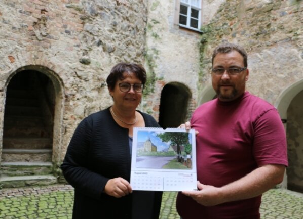 Heike Graap und Mario Taubner-Wude zeigen den neuen Mühltroffer Schlosskalender für 2022. 