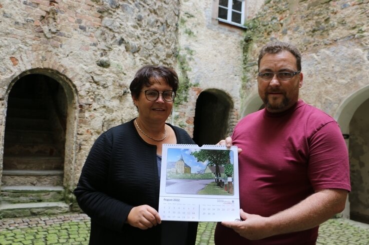Heike Graap und Mario Taubner-Wude zeigen den neuen Mühltroffer Schlosskalender für 2022. 