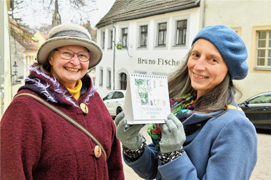 Kalender stellt Handwerk mit Tradition in Freiberg vor - Ingunn Abraham und Eva Elborg gestalteten einen Kalender "Altes Handwerk", hier vor der Klempnerei Fischer. 