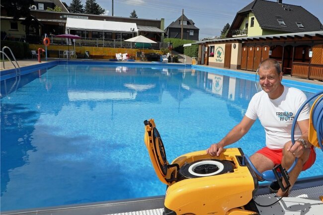 Das Freibad ist perfekt für Gäste vorbereitet, doch kaum jemand kommt zum Schwimmen. Bademeister Joachim Haase konnte in diesem Monat erst 800 Besucher im Oberlungwitzer Freibad begrüßen. 