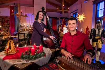 Kamera ab: MDR zeichnet Heiligabendsendung „Stille Nacht im Arzgebirg“ auf - Luise Egermann und Florian Stölzel musizierten bei der Aufzeichnung der Weihnachtssendung gemeinsam im Pferdegöpel in Lauta.