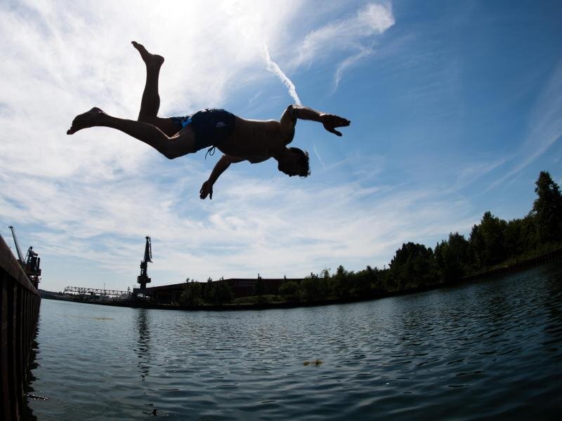 Kampagne «#SchauAuf» gegen Badeunfälle an Seen gestartet -  
          Ein Mann springt ins kühle Nass.