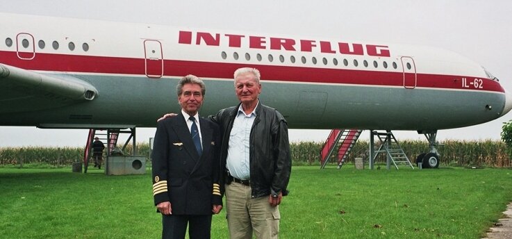 Kampf auf Leben und Tod im Cockpit - 
              <p class="artikelinhalt">Heinz-Dieter Kallbach (l.) und Günter Heribert Münzberg vor einer IL 62. Kallbach flog ab 1978 die vierstrahlige Iljuschin Il-62 und wurde Flottenchef. </p>
            
