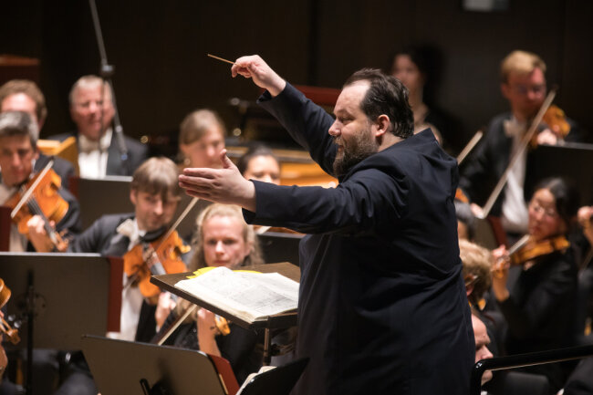 Der Zeremonienmeister: Gewandhauskapellmeister Andris Nelsons hatte bei Mahlers Achter mehr als 400 Stimmen zu bändigen.  