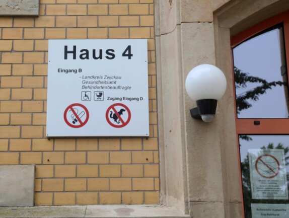 Kampf gegen Corona: Landkreis Zwickau holt Leiharbeiter für das Gesundheitsamt - Eingang zum Gesundheitsamt Zwickau