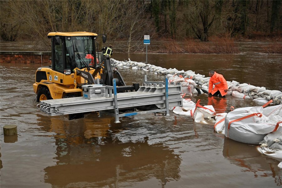 Kampf gegen Hochwasser: Rochlitzer fahren nach Dresden - Heiligabend an der Mulde in Rochlitz: An der Uferstraße/Fischergasse war es nicht gelungen, die Hochwasserschutzwand aufzubauen. Das Wasser war zu schnell gestiegen. Ein Damm wurde aufgebaut, um das Wasser abzupumpen.