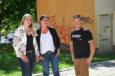 Kampf gegen illegale Graffiti in Limbach-Oberfrohna: Sprayerszene verrät sich selbst - Jörn Heinzigs (rechts) Haus wurde mehrfach mit illegalen Graffiti besprüht. Mit seinem privaten Engagement unterstützte er Polizeiobermeisterin Therese Hüttel und Kriminalhauptmeisterin Sylke Winkler (von links) bei den Ermittlungen.