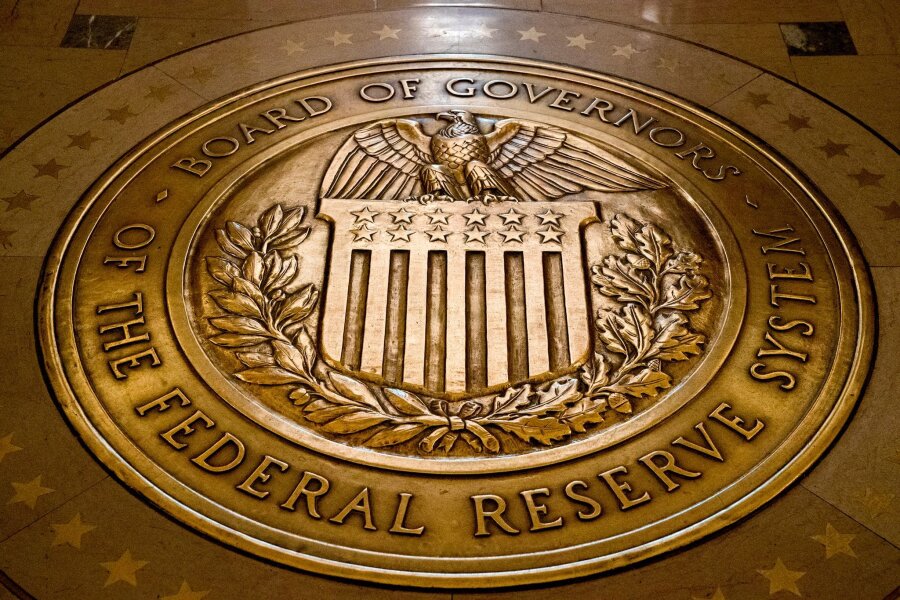Kampf gegen Inflation: Fed lässt Leitzins auf hohem Niveau - Das Siegel des Gouverneursrats des Federal Reserve Systems der USA. Die US-Notenbank Fed belässt den Leitzins erneut unverändert auf hohem Niveau.