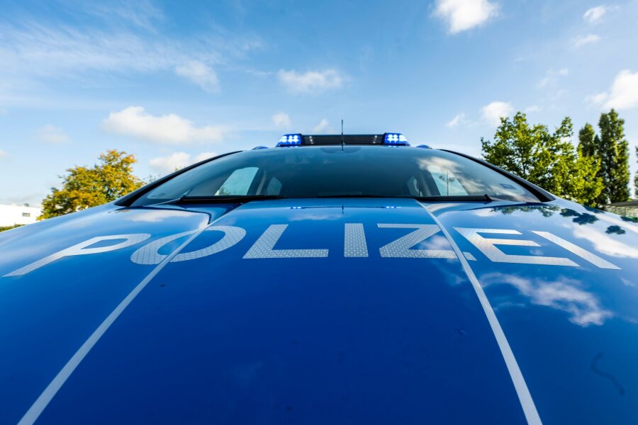 Kampf gegen Kinderpornografie: 22 Wohnungen durchsucht - Auf der Motorhaube eines Streifenwagens steht der Schriftzug "Polizei".