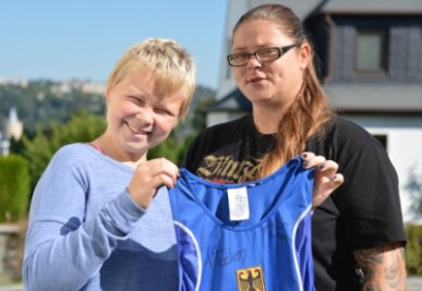 Kampf gegen Krebs: 14-jährige Zschopauerin bekommt Unterstützung von Olympiasiegerin - Stolz präsentieren Svea Martin und ihre Mutti Linda aus Zschopau ein Trikot von Ringer-Olympiasiegerin Aline Rotter-Focken. 