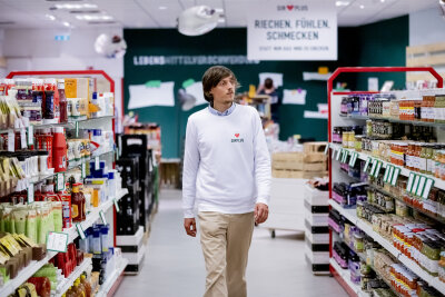 Kampf gegen Verschwendung: Supermarkt für abgelaufene Lebensmittel -  Raphael Fellmer, Gründer und Geschäftsführer von "SirPlus", läuft durch eine Filiale des Supermarktes "SirPlus" für abgelaufene und übriggebliebene Lebensmittel in Berlin-Steglitz. 