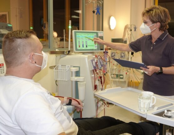 Kampf um Erhalt der Nachtdialyse - Alexander Grünert (im Foto mit Ärztin Heike Martin) kämpft um den Erhalt der Förderung. 