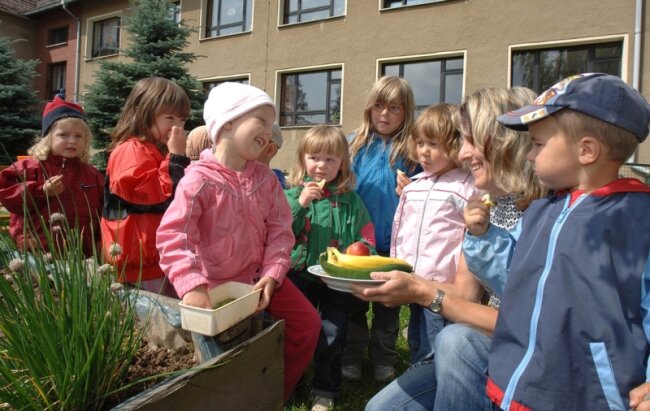 Kampf um jedes Kind bleibt - Da greift man gerne zu: Obstpause im Kinderhaus "Sonnenschein" in Zettlitz. 