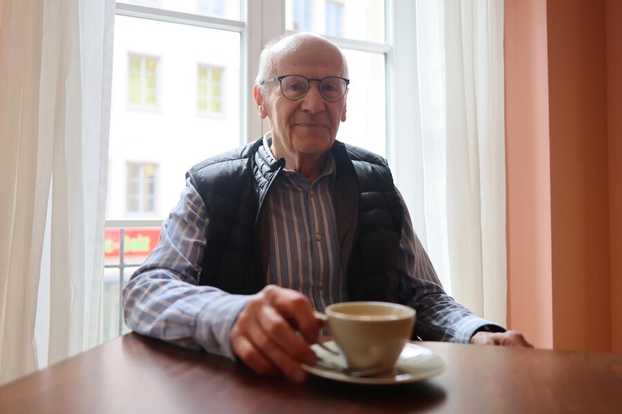 Kampf von Bernd Engelmann hat sich gelohnt: Zwickauer Bio-Brotmanufaktur macht Mitte Mai wieder auf - Bernd Engelmann in den Café-Räumen im ersten Stock des Geschäfts. Das könnte in einer zweiten Stufe reaktiviert werden.