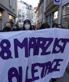 Kampfesgrüße von einer unterdrückten Mehrheit - Reichlich 100 Menschen haben in Zwickau gegen patriarchale Verhaltensweisen demonstriert. 
