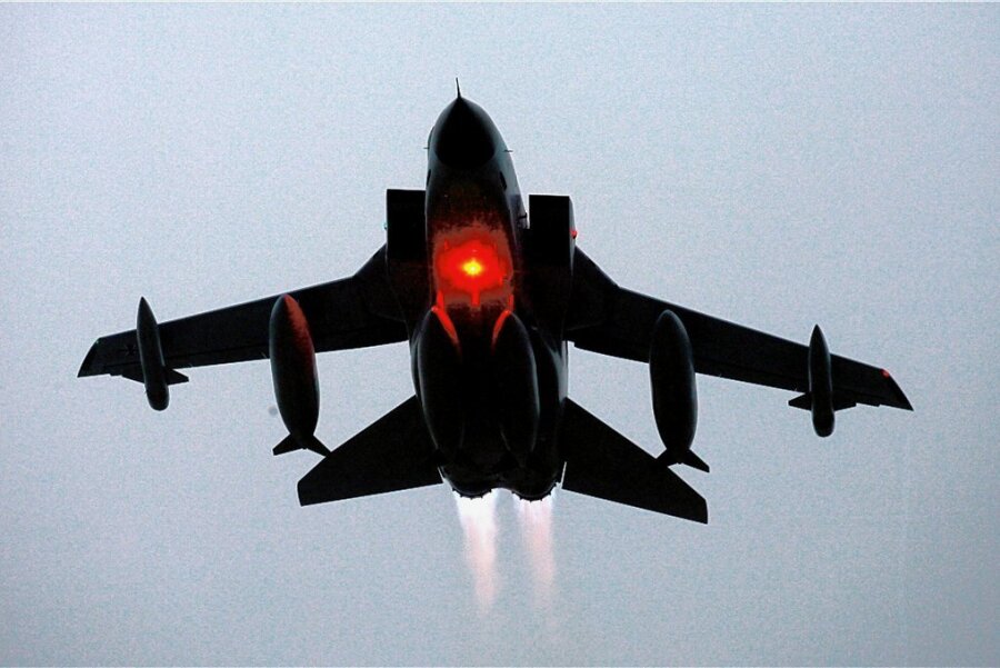 Kampfflugzeuge im Tiefflug über Aue - Kampfflugzeuge des Typs Tornado, wie hier im Symbolfoto zu sehen, haben am Freitag die Stadt Aue überflogen.